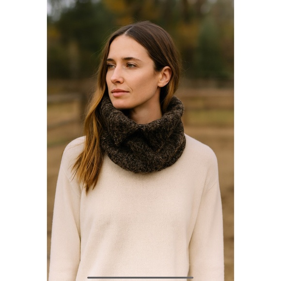 STABLE OF IRELAND IRISH WOOL NECK COWL CHUNKY ARTISAN BOHEMIAN NORDIC SCANDI - Picture 1 of 10